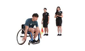 휠체어를 탄 실시자가 왕복 달리기를 하고있다.