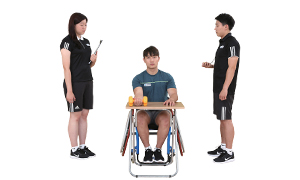 의자에앉아 덤벨을 잡고있는 실시자