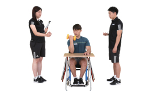 덤벨을 들고있는 실시자