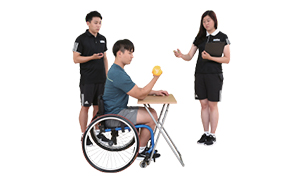 덤벨을 들고있는 실시자 옆모습