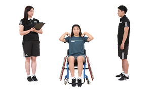 의자에앉아 어깨를 돌리고 있는 실시자