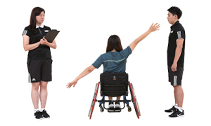 뒤로돌아 왼팔을 아래 오른팔은 귀로 뻗고있는 실시자