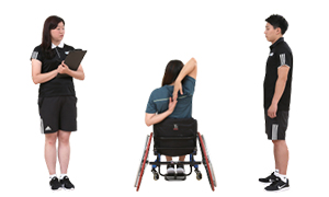 양쪽 팔꿈치를 구부려 등 뒤에서 손을 닿게 하고있는 실시자