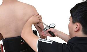 기구를 이용하여 팔의 피부두께를 측정하는 검사자