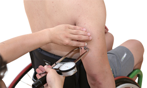 계측판의 수치를 확인하는 검사자