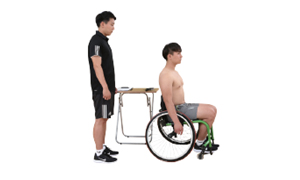 상체를 벗고 휠체어에 앉아있는 실시자