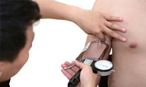 기구를 이용하여 팔의 피부두께를 측정하는 검사자