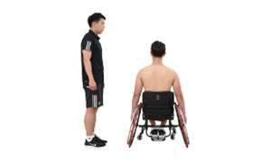 상체를 벗고 휠체어에 앉아있는 실시자