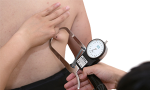 계측판의 수치를 확인하는 검사자