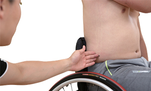 허리에 펜으로 표시를 하고있는 검사자