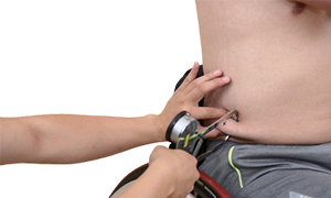 계측판의 수치를 확인하는 검사자