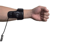 팔에 손목밴드형 특정장비를 착용한 이미지