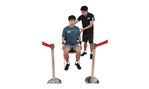 의자에 앉아 안정을 취하는 실시자