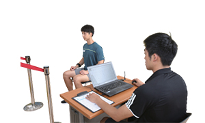 실시자를 바라보는 검사자