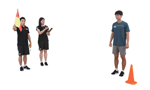 깃발을 든 검사자와 스타트지점에서 대기하는 실시자