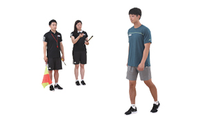 깃발을 든 검사자와 보행하는 실시자