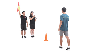 깃발을 올린 검사자와 멈춘 실시자