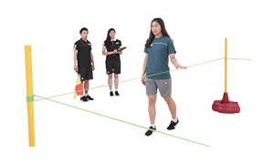 유도선을 이용해 보행하는 시각장애자