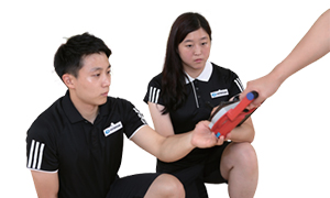 악력계를 힘껏 쥐는 실시자의 손