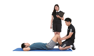 실시자는 누워 무릎을 구부리고 검사자는 발을 누르고있다