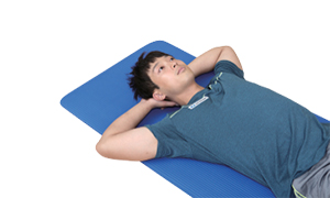 손을 머리에 두고 누워있는 실시자