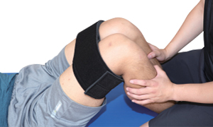 스트랩으로 벌어진 무릅을 고정시키는 이미지