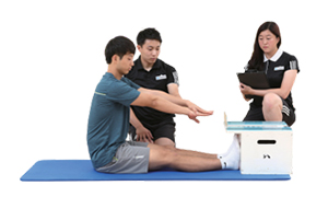 앉아서 팔을 앞으로 뻗고있는 실시자