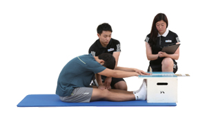 팔을 검사도구까지 뻗은 실시자