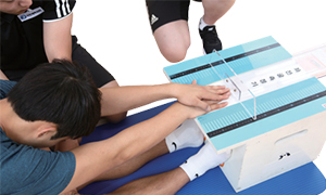 검사도구로 뻗은 손을 보고 기록을 재는 검사자