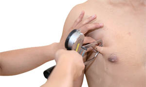 기구를 이용하여 가슴의 피부두께를 측정하는 검사자