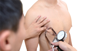 계측판의 수치를 확인하는 검사자