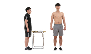 상체를 벗고 서있는 실시자