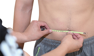 실시자의 배꼽부위에 줄자를 대고있는 검사자