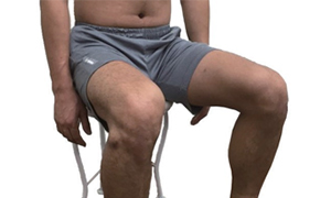 상체를 벗고 의자에 앉아있는 남자 실시자