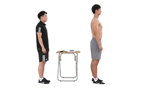 상체를 벗고 서있는 남자 실시자