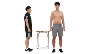 상체를 벗고 서있는 남자 실시자