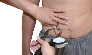 기구를 이용하여 허리와 배 중간의 피부두께를 측정하는 검사자