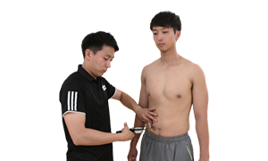 계측판의 수치를 확인하는 검사자