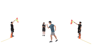 깃발을 든 검사자와 다음지점으로 걷고있는 실시자