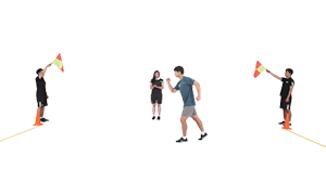 깃발을 든 검사자와 다음지점으로 걷고있는 실시자