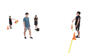 깃발을 내린 검사자와 지점과 지점 사이에 서있는 실시자