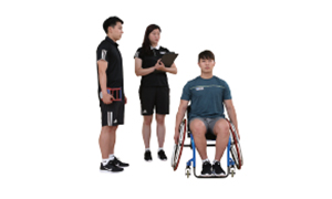 휠체어에 앉아 팔을 곧게펴고있다