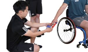 실시자의 손에 맞추어 악력계 손잡이의 폭을 조절하고있다