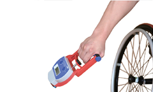 악력계를 힘껏 쥐는 실시자의 손